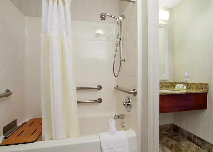 Hilton Garden Airport 3*